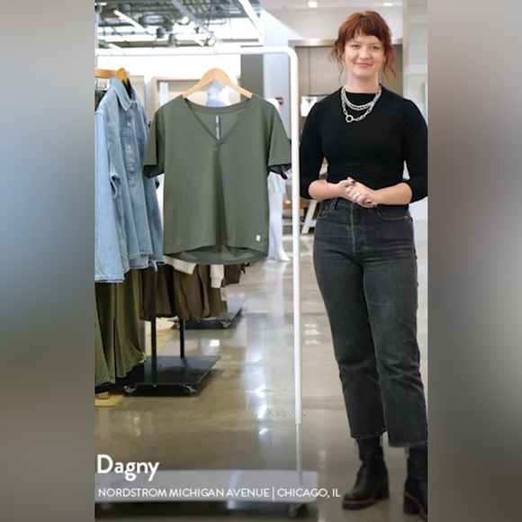 Vuori Women’s Sutton V Neck Tee - Picture 12 of 12